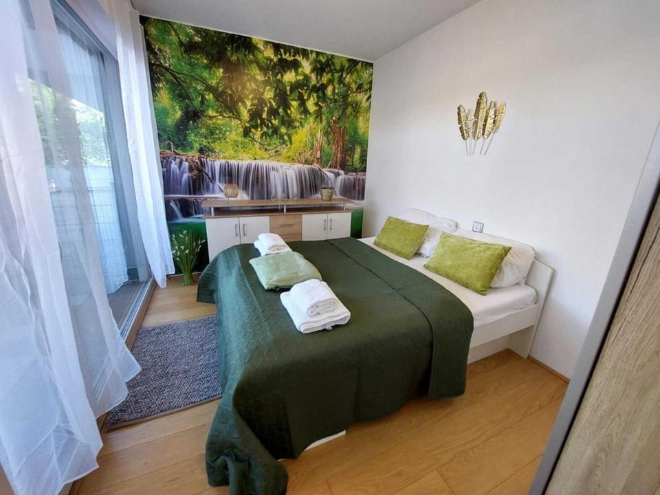 Bed, Photo of the whole room, Bedroom, towels
