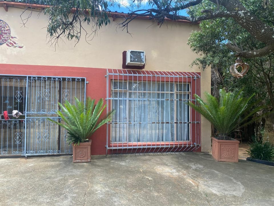 Toilet, Facade/entrance