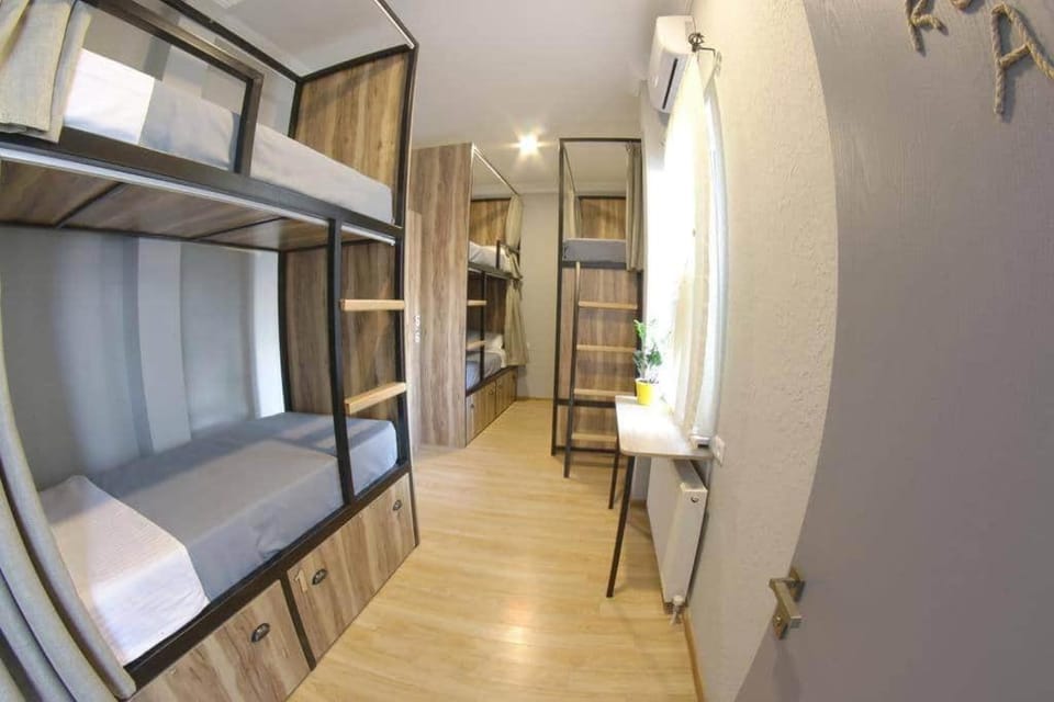 Bedroom, bunk bed