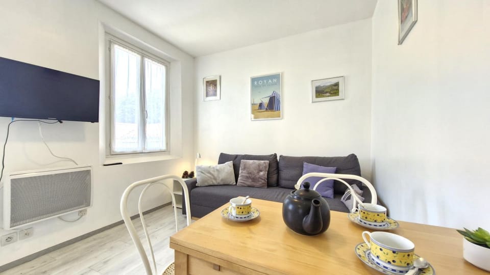 TV and multimedia, Coffee/tea facilities, Living room, Seating area, Dining area