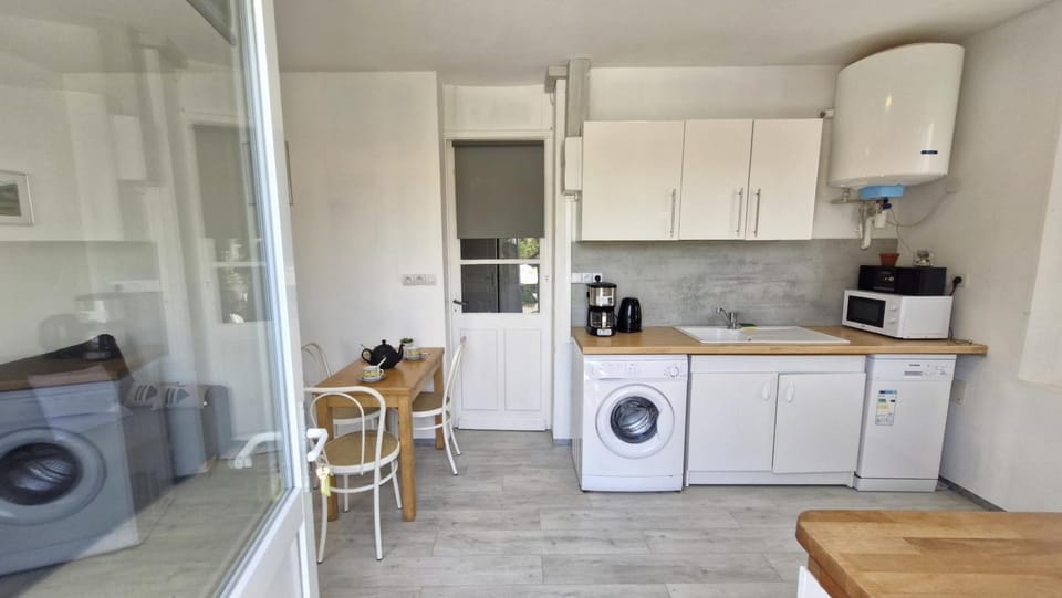 Coffee/tea facilities, Kitchen or kitchenette, Dining area, dishwasher, oven, stove, toaster, washing machine