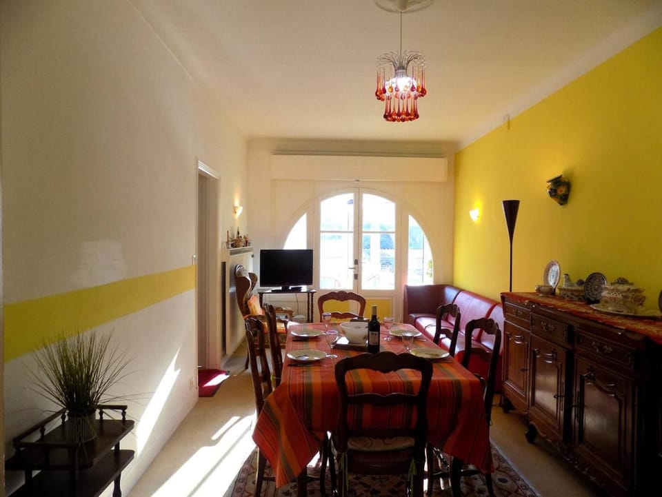 TV and multimedia, Living room, Dining area