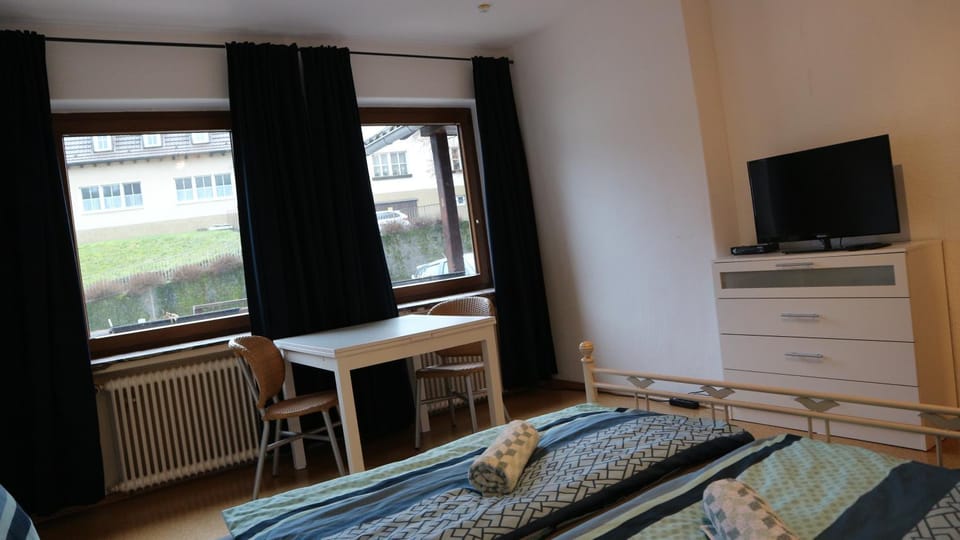 Bed, TV and multimedia, Photo of the whole room, Bedroom, hair dresser, internet