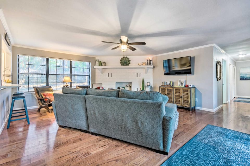 Lake Views, Boat Dock, Patio, Game Room, Fire Pit! House in Hot Springs