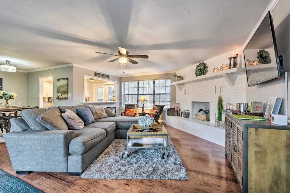 Lake Views, Boat Dock, Patio, Game Room, Fire Pit! House in Hot Springs