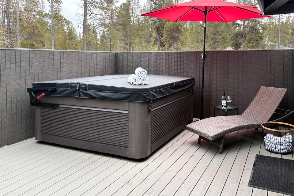 Modern Sunriver Home w/ Hot Tub: Ski, Hike & Bike! House in Sunriver