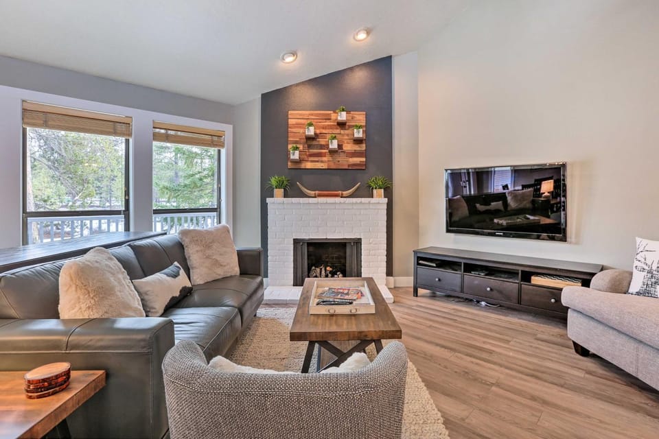 Modern Sunriver Home w/ Hot Tub: Ski, Hike & Bike! House in Sunriver