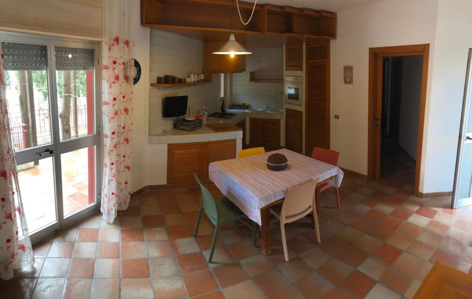 Kitchen or kitchenette, Dining area, minibar, pet friendly, stove
