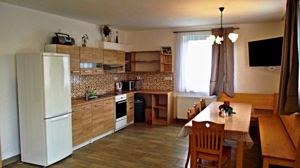 Kitchen or kitchenette, Dining area