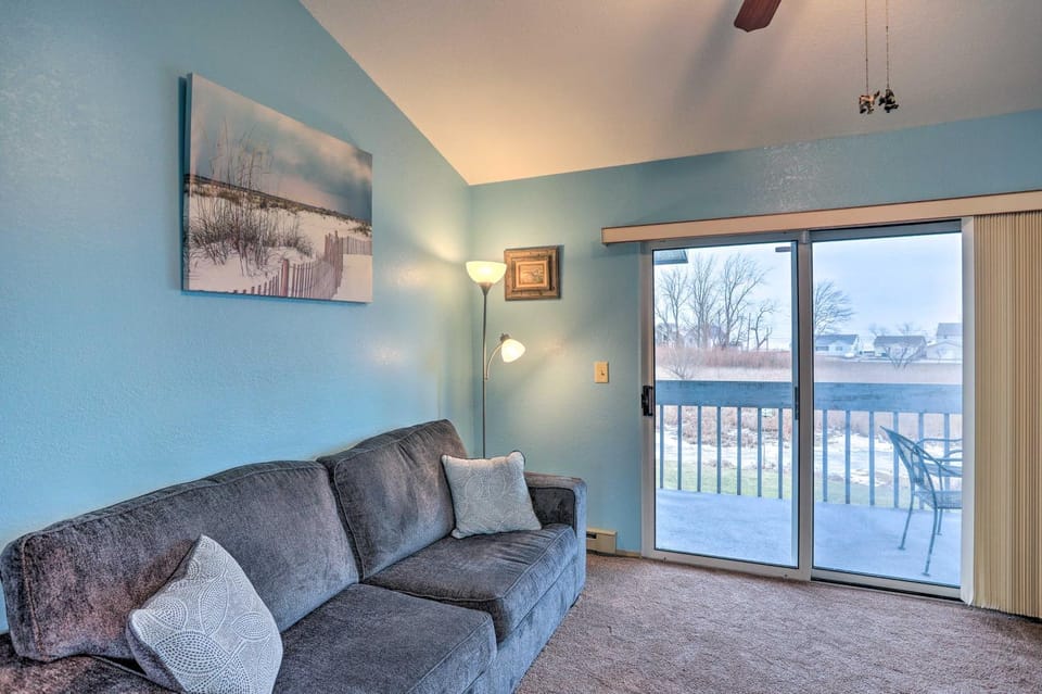 Condo w/ Balcony, Dock & Access to Lake Erie House in Lake Erie