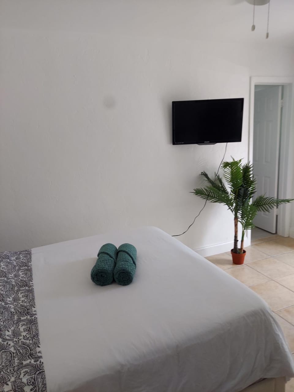 Communal lounge/ TV room, Bed, TV and multimedia, Photo of the whole room, Bedroom