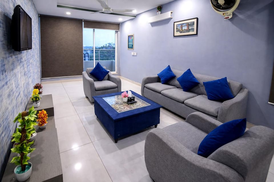 Communal lounge/ TV room, TV and multimedia, Living room, Seating area, Evening entertainment