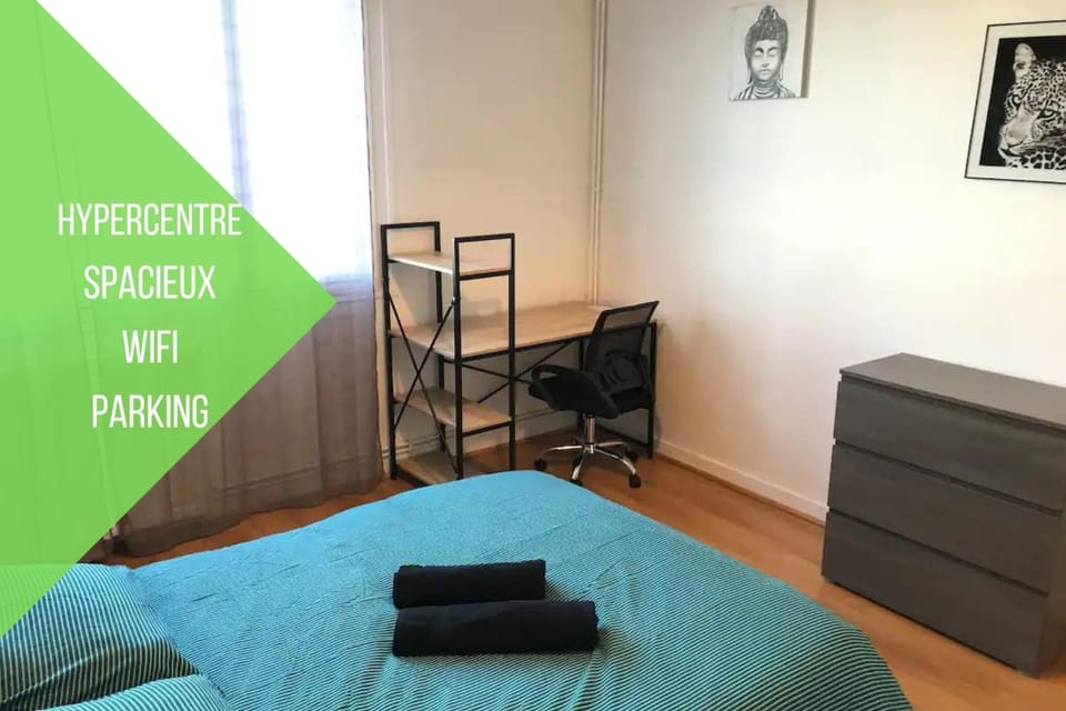 Bed, Photo of the whole room, Seating area, Bedroom, towels