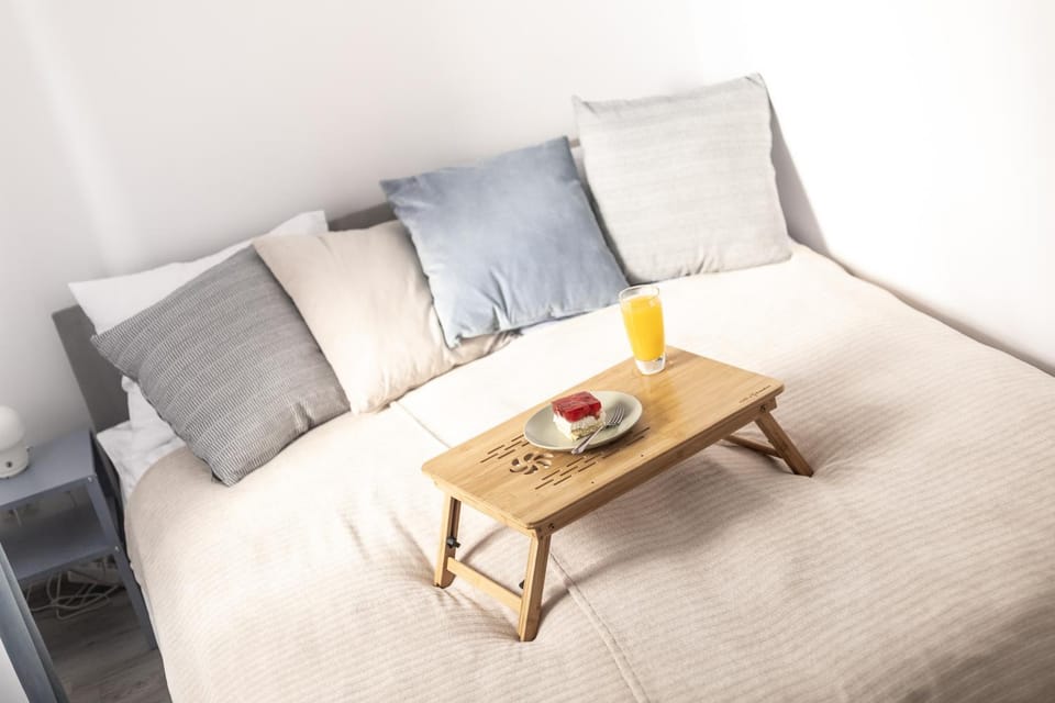 Bed, TV and multimedia, Seating area, Bedroom, internet, locker