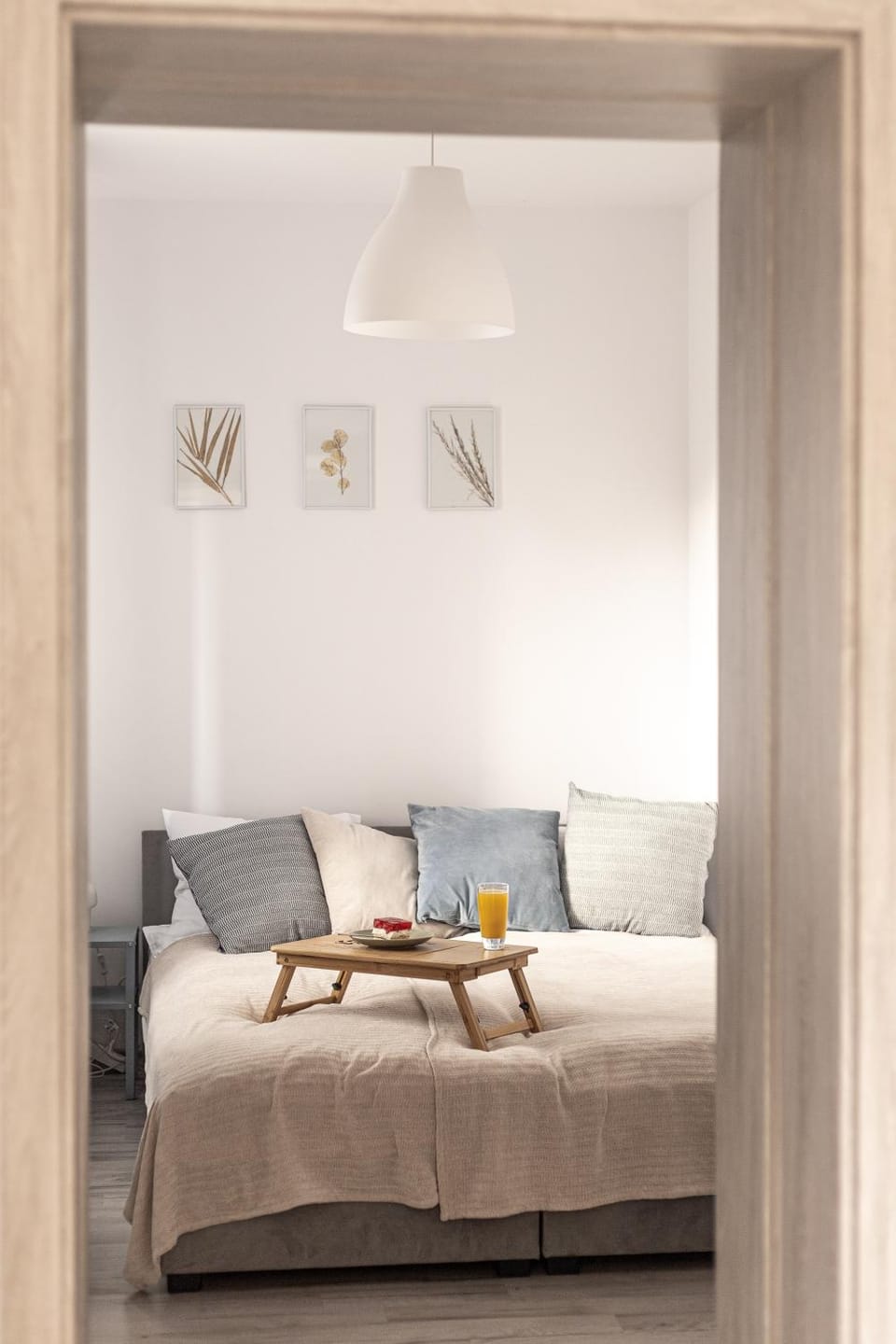 Bed, TV and multimedia, Seating area, Bedroom, internet, locker