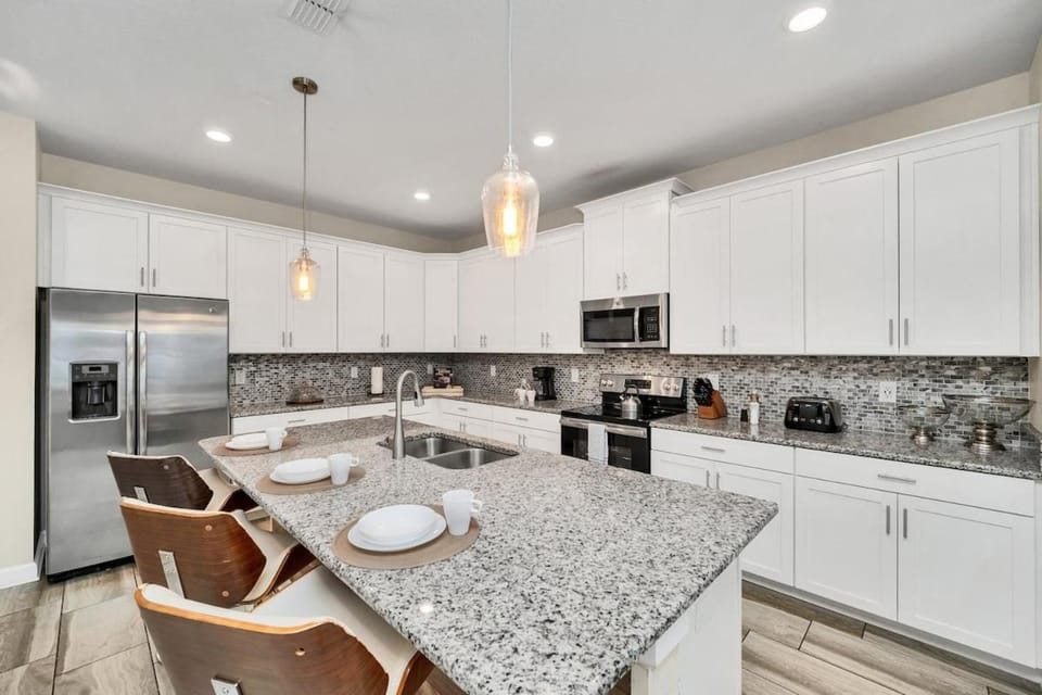 Gorgeous, Modern Home wPrivate Pool House in Kissimmee