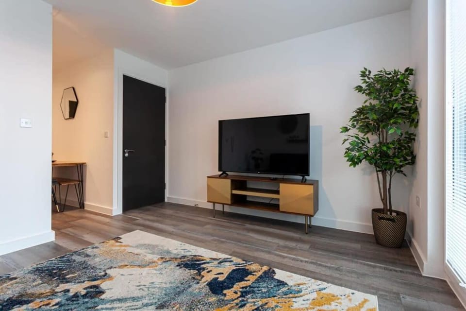 Modern 2 Bed Flat 5min to Old Trafford Stadium Apartment in Stretford