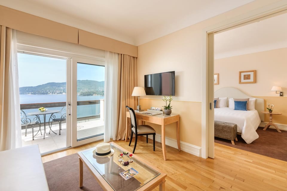 View (from property/room), Living room, Seating area, Sea view