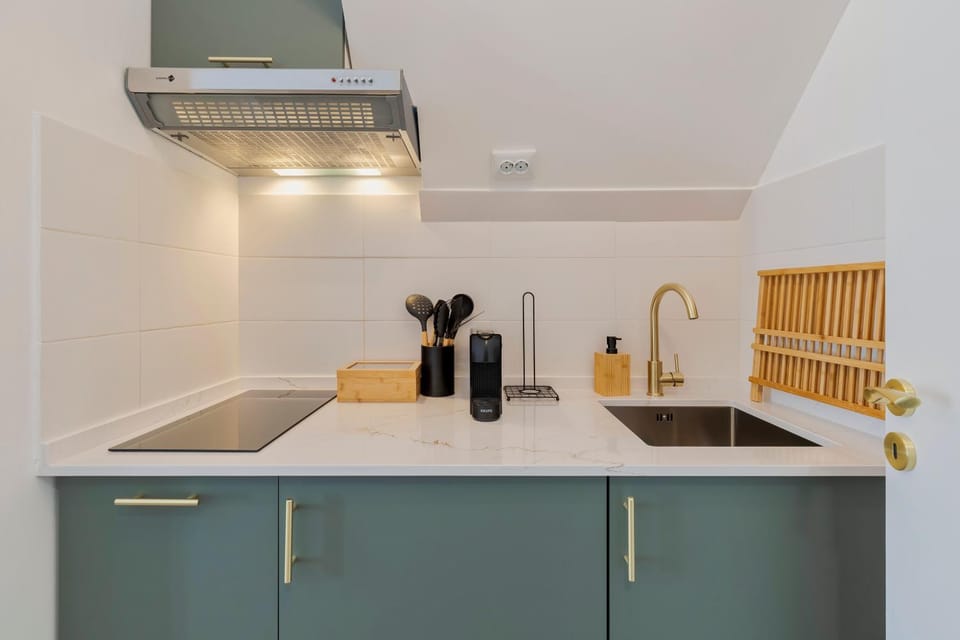 Coffee/tea facilities, Kitchen or kitchenette, stove