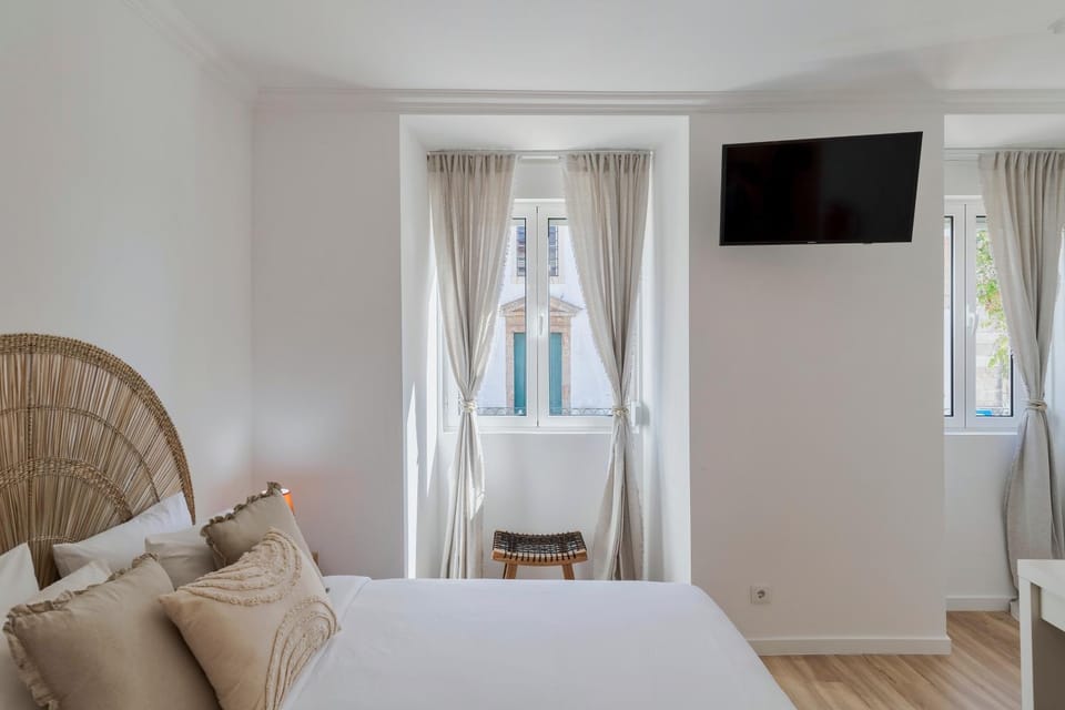 Bed, TV and multimedia, Photo of the whole room, Bedroom