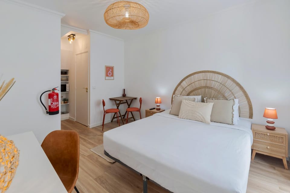 Bed, Photo of the whole room, Seating area, Dining area, Bedroom
