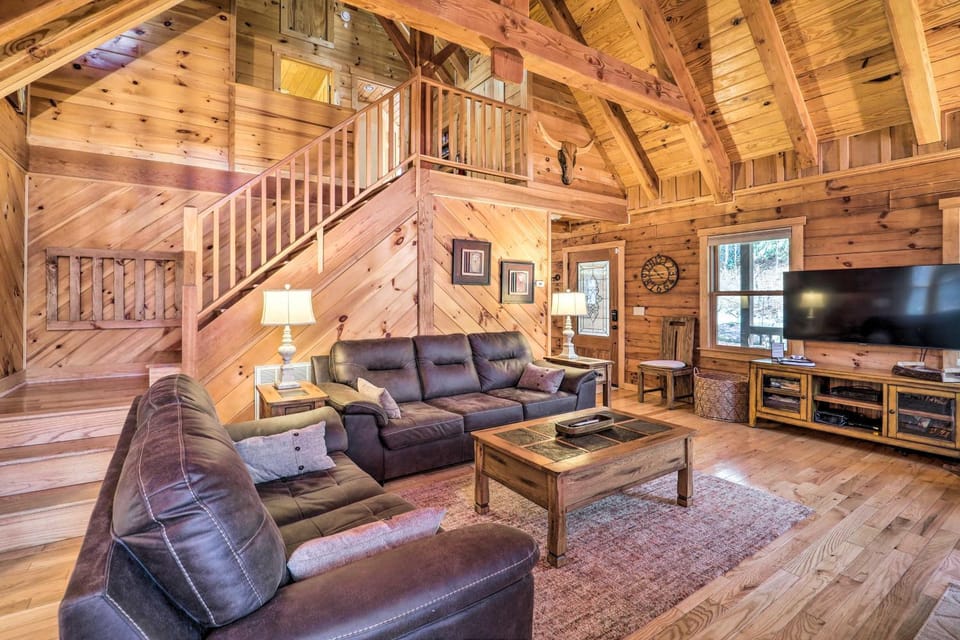 4 Mi to Sugar Mtn: 'Rocky Creek Cabin' w/ Hot Tub Cabin in Seven Devils
