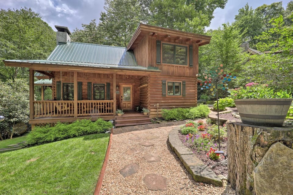 4 Mi to Sugar Mtn: 'Rocky Creek Cabin' w/ Hot Tub Cabin in Seven Devils