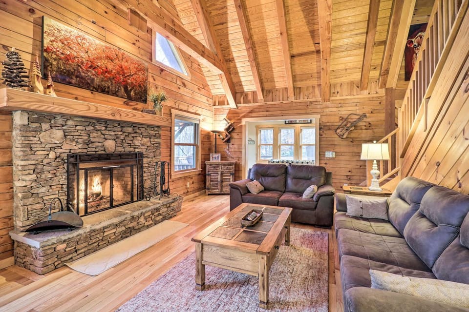 4 Mi to Sugar Mtn: 'Rocky Creek Cabin' w/ Hot Tub Cabin in Seven Devils
