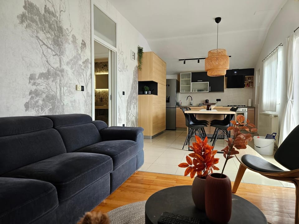 Kitchen or kitchenette, Living room, Seating area, Dining area