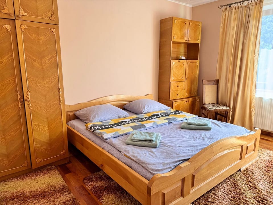 Bed, Photo of the whole room, towels