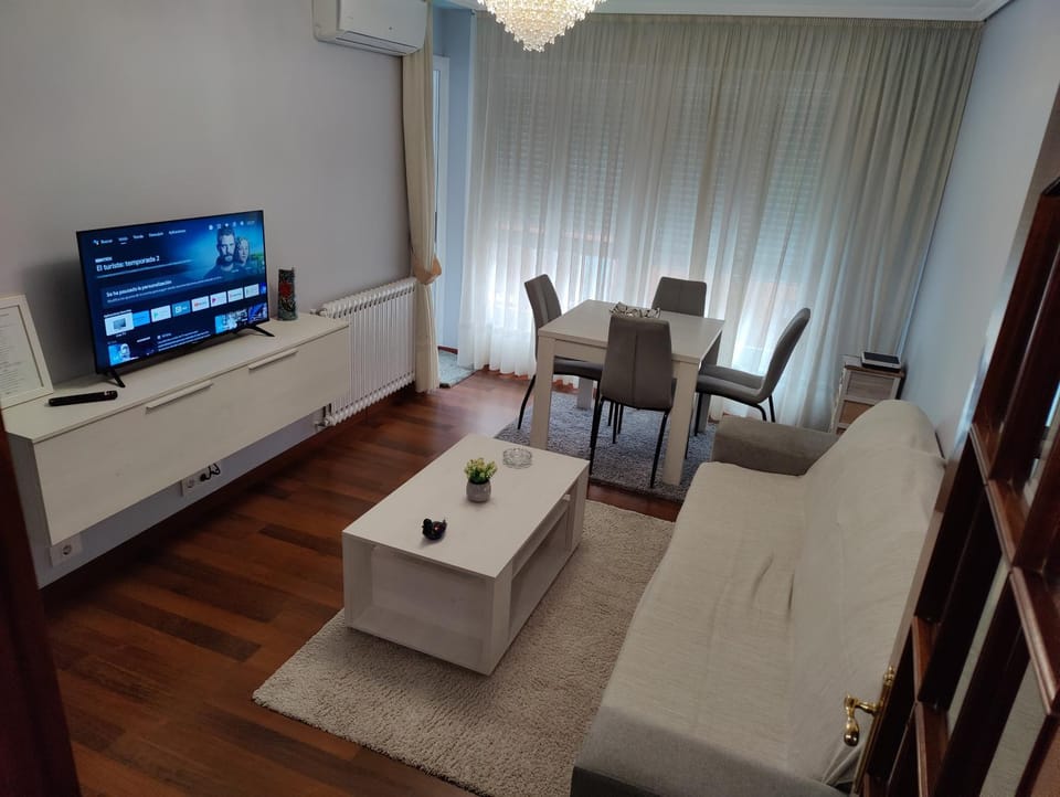 Communal lounge/ TV room, TV and multimedia, Living room, Seating area, Dining area