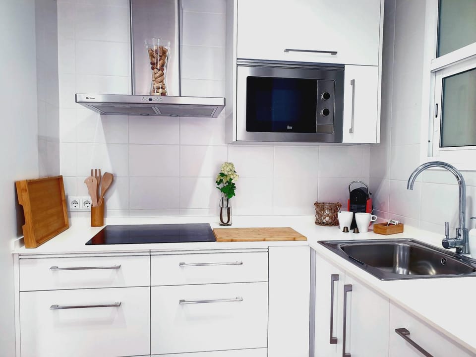 Kitchen or kitchenette, minibar