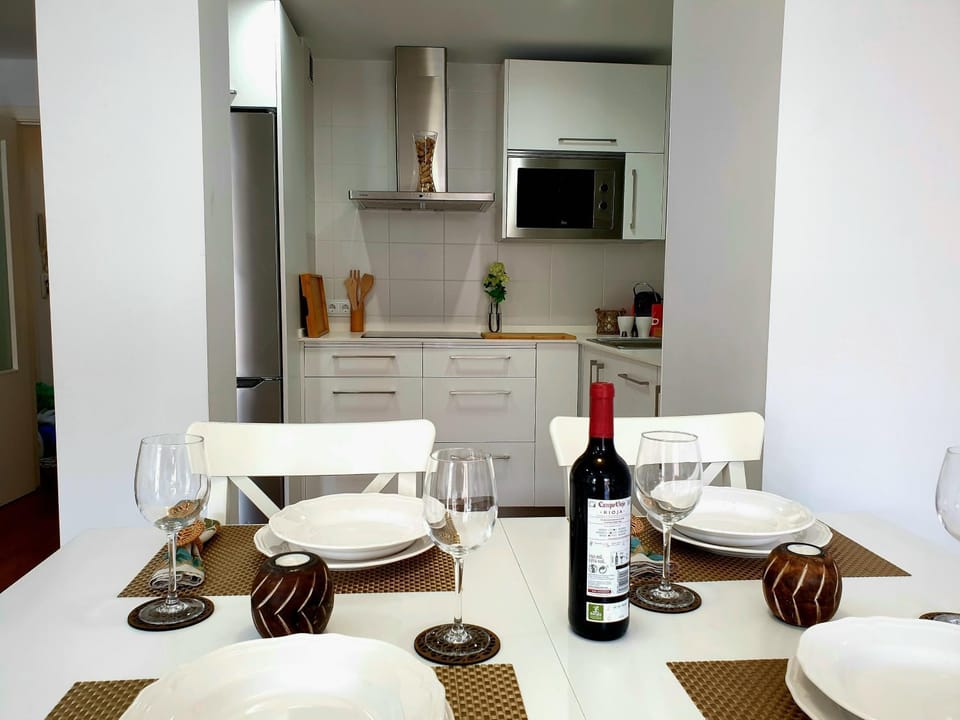 Kitchen or kitchenette, Dining area