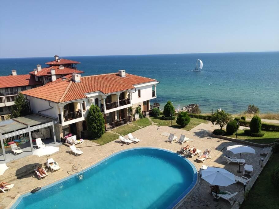 Pool view, Sea view