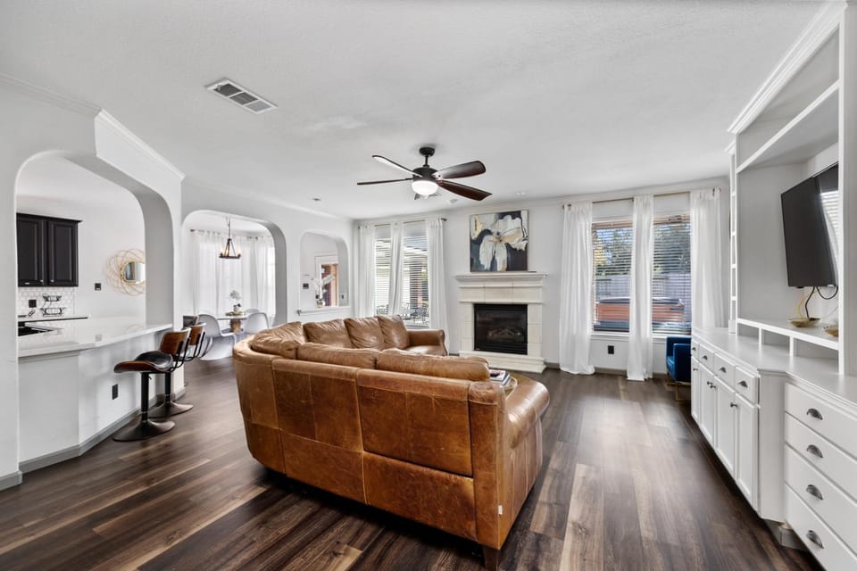 TV and multimedia, Living room, Seating area, Evening entertainment, fireplace