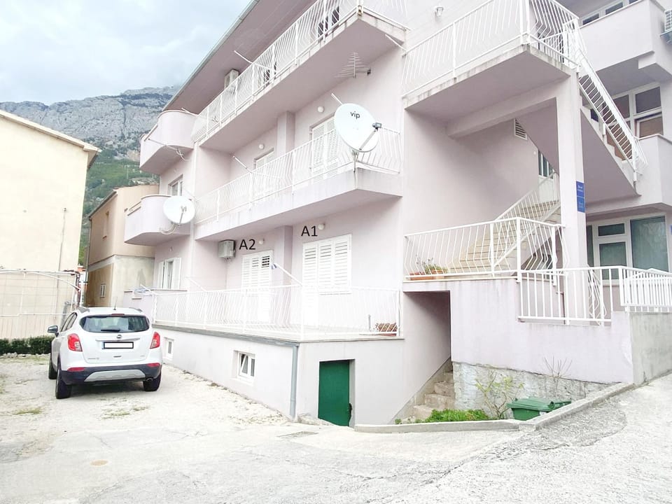 Property building, Patio, Facade/entrance, Landmark view