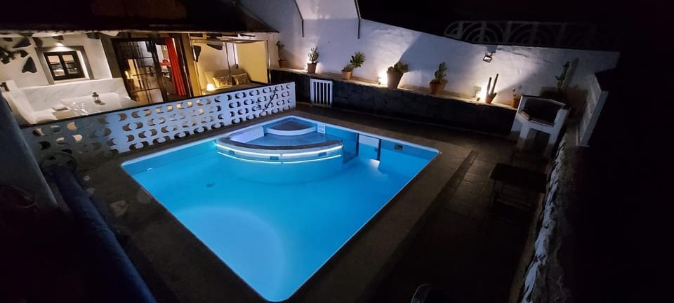 ALOELUX VILLA !! - Private Villa with POOL , jacuzzi, cinema, massage ,wonderful view, art desing villa House in Isla de Lanzarote