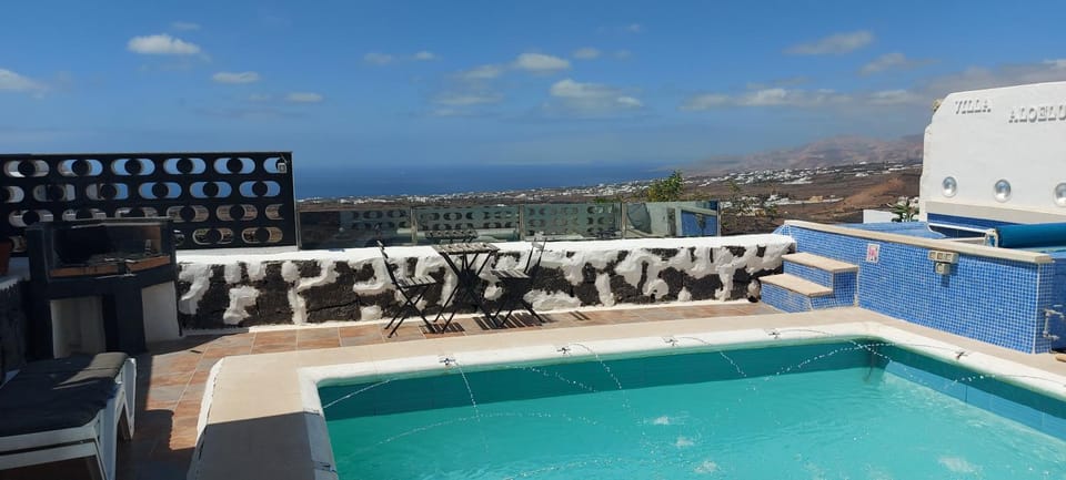 ALOELUX VILLA !! - Private Villa with POOL , jacuzzi, cinema, massage ,wonderful view, art desing villa House in Isla de Lanzarote