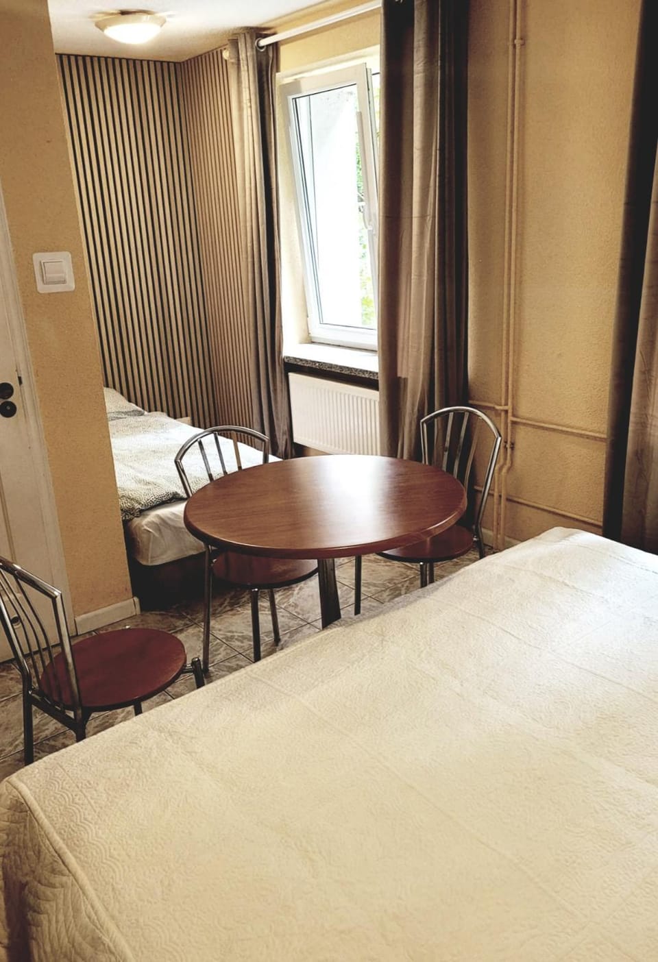 Photo of the whole room, Seating area