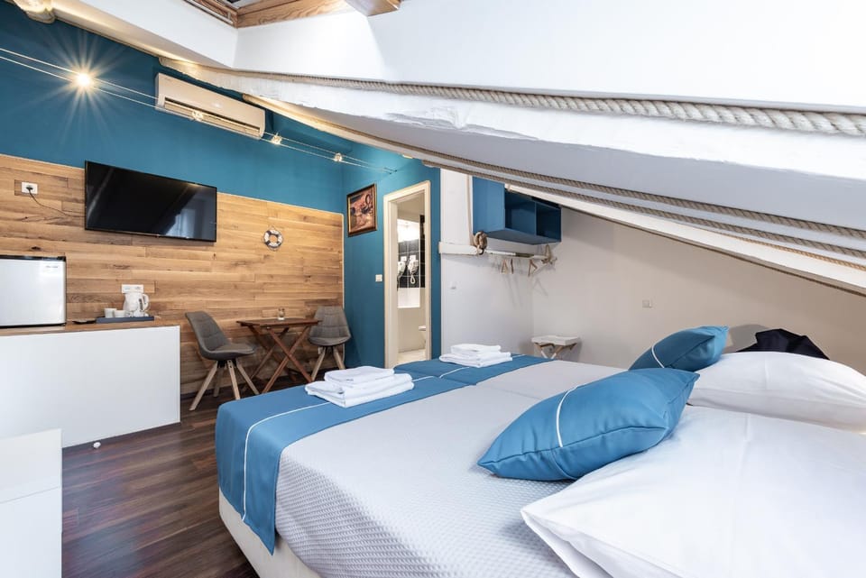 Bed, TV and multimedia, Photo of the whole room