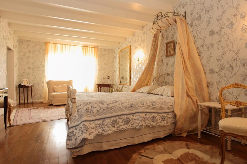Les Belles Dormantes House in Nouvelle-Aquitaine