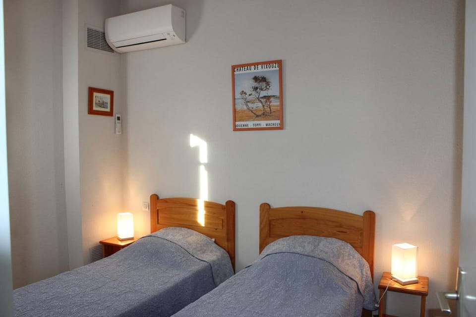 Photo of the whole room, air conditioner