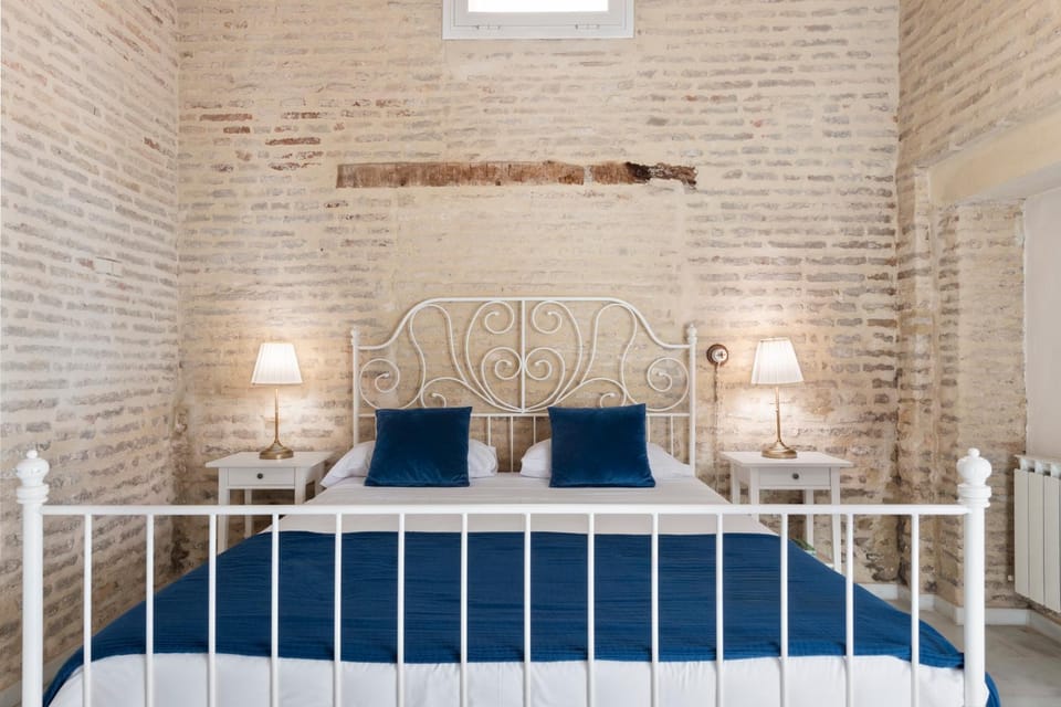 Bed, Photo of the whole room, Decorative detail, Bedroom