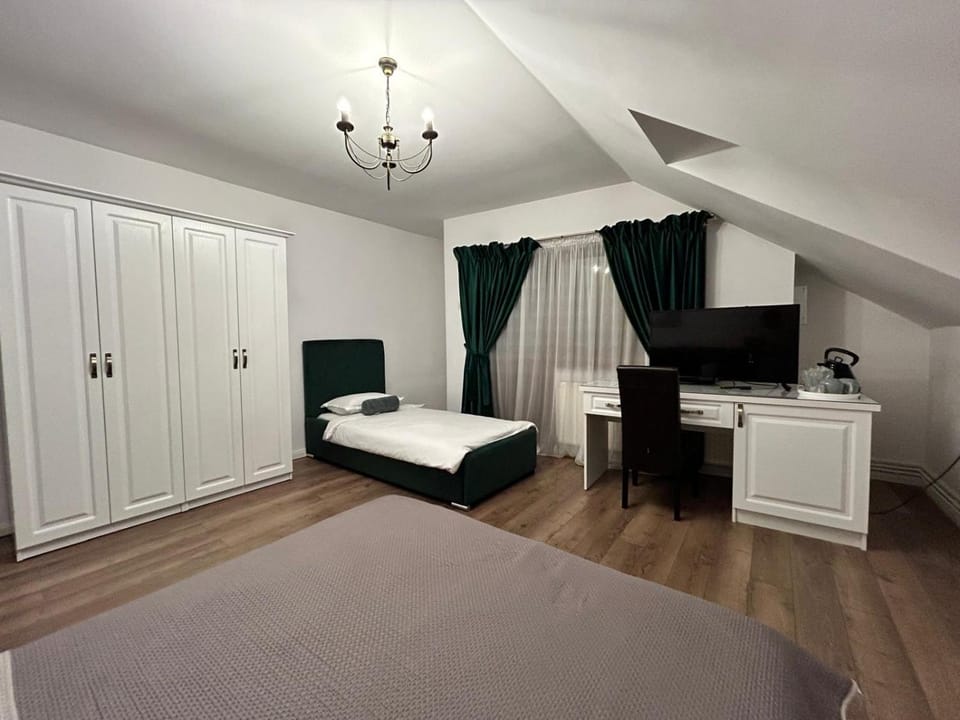 Bed, TV and multimedia, Photo of the whole room, Bedroom, wardrobe