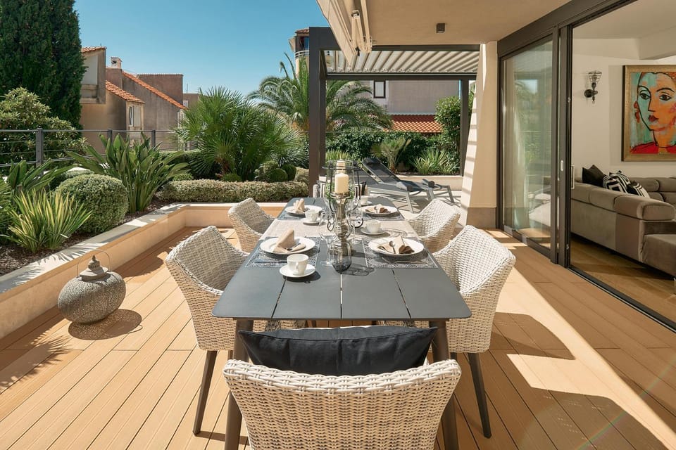 Patio, Day, Garden, Balcony/Terrace, Seating area, Dining area, Garden view