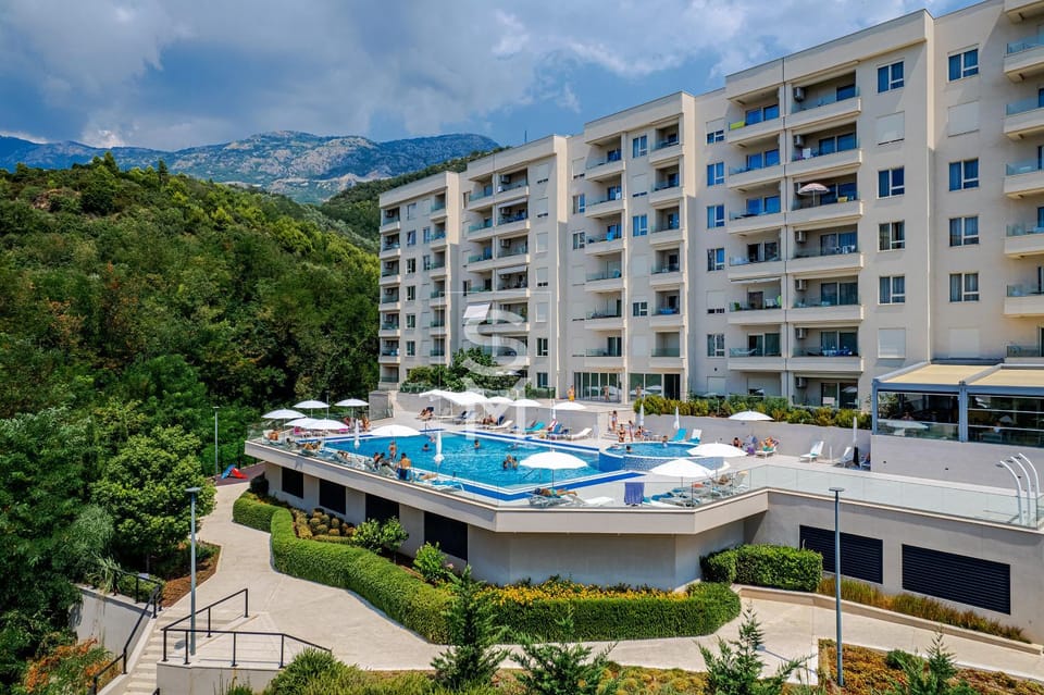 Property building, Swimming pool, sunbed