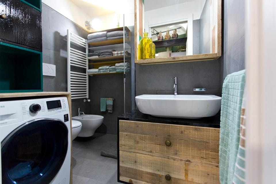 Shower, Toilet, Bathroom, towels, washing machine