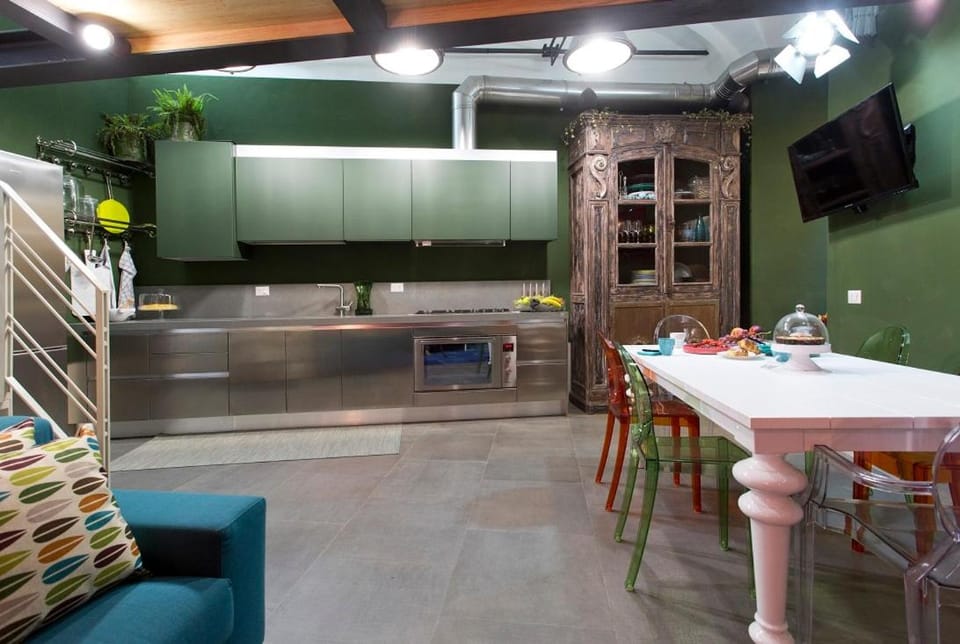 TV and multimedia, Kitchen or kitchenette, Living room, Seating area, Dining area, oven, stove