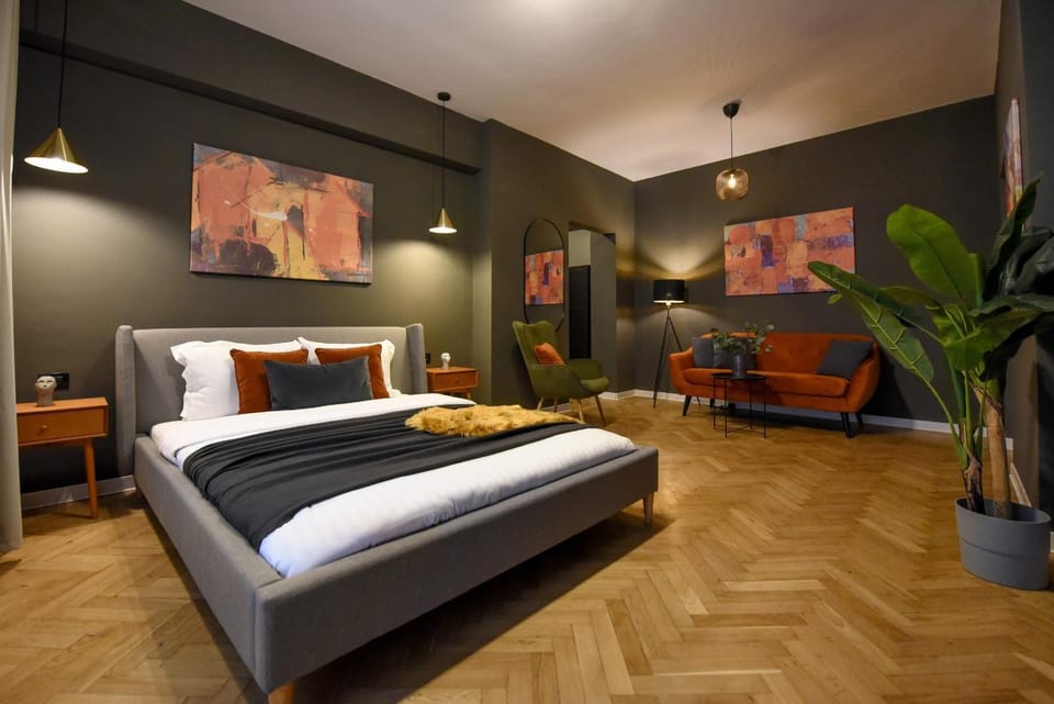 Bed, Photo of the whole room, Seating area, Bedroom