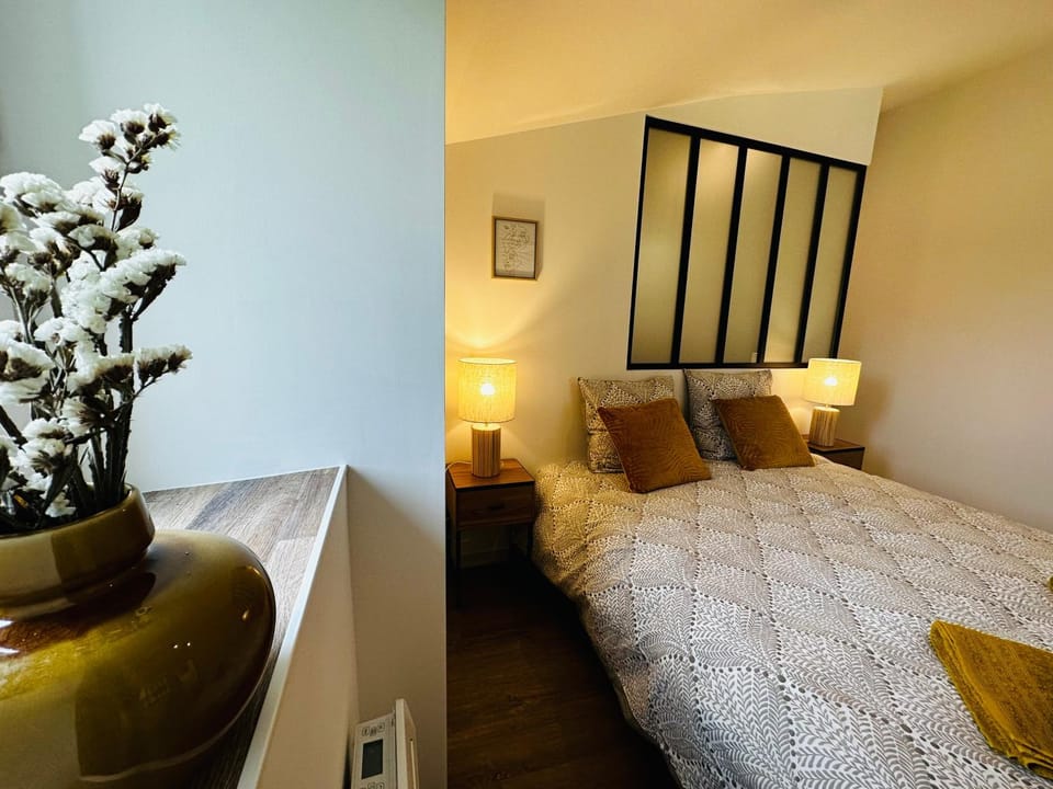 Bed, Photo of the whole room, Bedroom